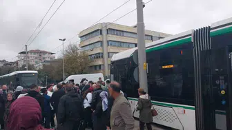 İzmit'te raylı sistemde korku dolu anlar: Tramvay iki yayaya çarptı