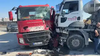 Avcılar'da beton mikserleri kafa kafaya çarpıştı: Aynı firmanın araçları birbirine girdi