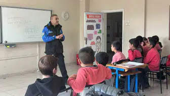 Kars'ta polis sıralara indi: Dijital dünyanın tuzaklarına karşı öğrencilere kritik uyarılar