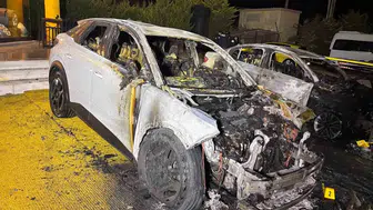 Kuşadası'nda gece yarısı dehşeti: Galeri önündeki araçlar küle döndü