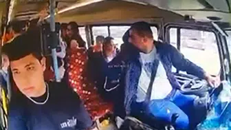 Direksiyon başındaki dikkatsizlik faciaya davetiye çıkardı: Yolcularla sohbet ederken çarptı
