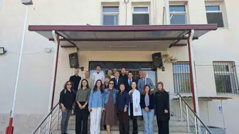 Sarıgöl'de sıra dışı buluşma: Müdürler kepçeyi eline aldı, öğrencilerle aynı masaya oturdu