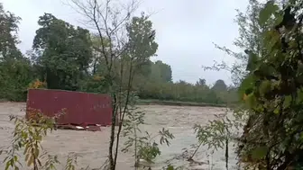 Akyazı'da doğa öfkesini kustu: Dere taştı, evler yerinden söküldü