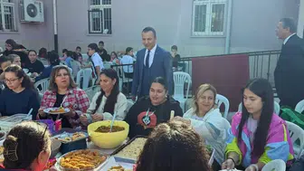 Yenipazar'da okul sıraları kahvaltı sofrasına dönüştü: Minikler sağlıklı beslenmeyi paylaşıyor