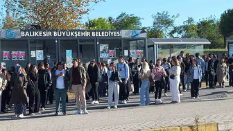 Bandırma'da ders zili çalınca ulaşım felç oluyor: Binlerce öğrenci duraklarda mahsur