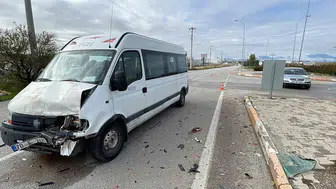 Karaman'da kavşak kazası: Otomobil sürücüsü hastanelik oldu