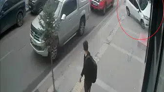 Kars'ta sabah trafiğinde korkutan kaza: Mobilya mağazasına daldı