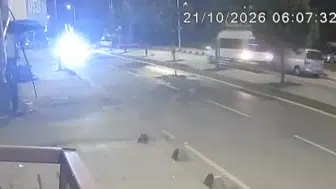 Arnavutköy'de dehşet anları: Servis minibüsünün kamyona çarptığı kaza kamerada