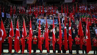 Antalya'da Cumhuriyet coşkusu yağmura rağmen 10 bin kişilik salona sığmadı