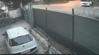 Arnavutköy'de korku dolu anlar: Kontrolden çıkan servis midibüsü bahçeye daldı
