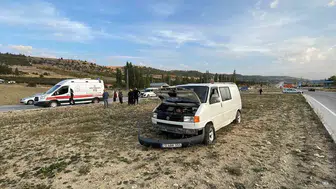 Karaman-Mersin yolunda korkutan kaza: Refüje savrulan minibüste bir kişi yaralandı