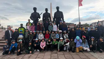 Burhaniye'de pedal çeviren gençler Cumhuriyet coşkusunu sokaklara taşıdı