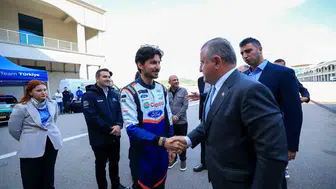 İstanbul Park'ta Formula 1 heyecanı: Bakan Bak direksiyon başına geçti