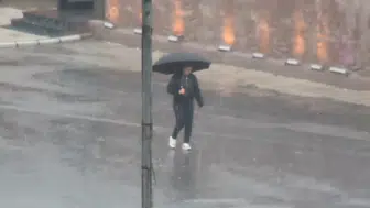 İstanbul'da yazdan kalma günler yerini aniden bastıran sağanağa bıraktı