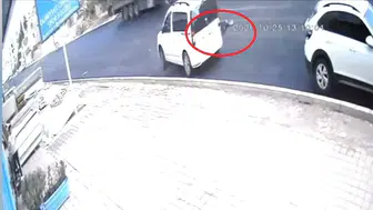 Nusaybin'de saniyelerle ölçülen dehşet: Araçtan indiği an otomobil çarptı