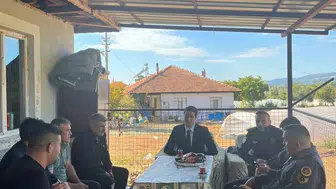 Beyağaç'ta yürekleri ısıtan ziyaret: Kaymakam Haydari kaza geçiren öğrenciyi yalnız bırakmadı