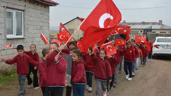 Ağrı'da minik yüreklerden Cumhuriyet'e sadakat yürüyüşü