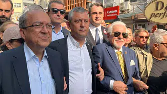 Özgür Özel'den İzmir'de sessiz destek: Mikrofonu basın emekçilerine bıraktı