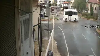 Kuryenin kaskı hayatını kurtardı: Geri manevra yaparken başına boru düştü