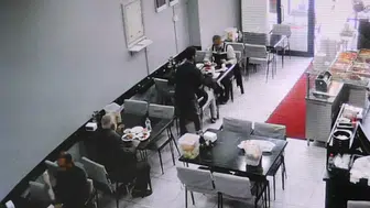 Ölümle burun buruna geldi, saniyeler sonra yemeğine geri döndü: Elazığ'da şaşırtan soğukkanlılık