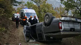 Artvin'de korkutan kaza: Freni boşalan kamyonet yamaca çarparak ters döndü