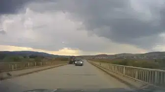 Sivas'ta köprü üzerinde saniyelerle gelen mucize: Hatalı sollama faciaya davetiye çıkardı