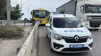 Gaziantep'te ulaşım kabusu: Halk otobüsü bariyerlere daldı