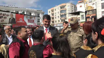 Kilis'teki yürüyüşte duygulandıran anlar: Komutanı görünce selam durdular