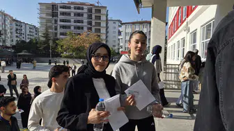 Malatya'da Sınav Heyecanı: Anne ve Kızı Aynı Okulda Ter Döktü
