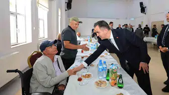 Bitlis'te duygusal buluşma: Vali Karakaya ulu çınarların elini öptü