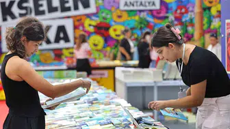 Antalya'da edebiyat rüzgarı: 16. Kitap Fuarı kapılarını kitapseverlere açtı
