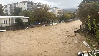 Yalova'da bir aylık yağış 24 saatte düştü: Dere yatakları taştı, mahsur kalanlar kepçeyle kurtarıldı