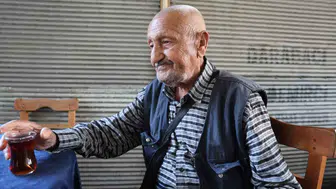 86 yaşında ama gençlere taş çıkartıyor: Her gün 8 kilometre yürüyerek sağlığını koruyor
