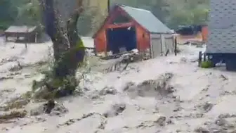 Sapanca'da kabus dolu anlar: Dere yatağındaki bungalov sel sularına teslim oldu