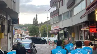 Boyabat esnafının sabah sürprizi: Kepenklerdeki zarflar yüzleri güldürdü
