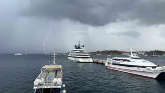 Ege'nin mavi sularında lüks misafir: Bodrum'a dev kruvaziyer demir attı