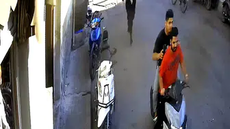 Adana'da gündüz vakti cüretkar gasp: Çantasını kaptırmamak için saniyelerle yarıştı