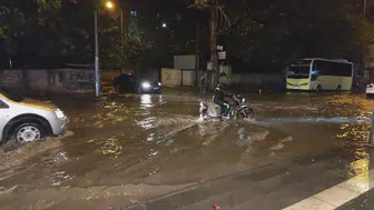 Kızıltepe'de aniden bastıran sağanak hayatı felç etti: Sokaklar göle döndü