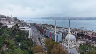 İstanbul'un kalbinde Cumhuriyet coşkusu: Gökyüzünden yansıyan kırmızı beyaz manzara