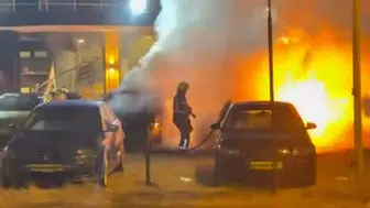 Kuşadası'nda gece yarısı dehşeti: Otomobiller alevlere teslim oldu