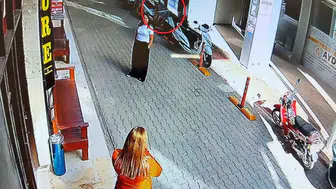 Silifke'de saniyelerle gelen mucize: İş hanından kopan cam dehşet saçtı