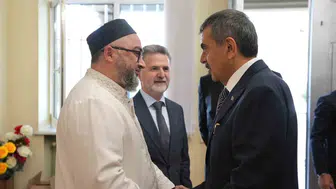 Bakan Tekin'in Tiflis temaslarında manevi durak: Müslüman toplumuyla bir araya geldi