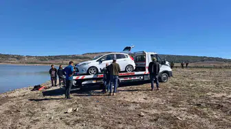 Keyifli başlayan balık avı kabusa döndü: Otomobil saniyeler içinde sulara gömüldü