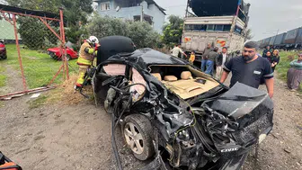 Dörtyol'da korku dolu anlar: Yük treni otomobili böyle biçti