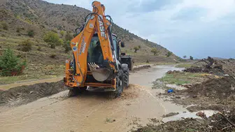 Erzincan'da doğa alarm verdi: Sel suları ulaşımı kesti, tarım arazileri sular altında