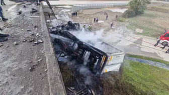 Ölümle burun buruna gelen şoför saniyelerle yarıştı: Köprüden uçan TIR alev topuna döndü