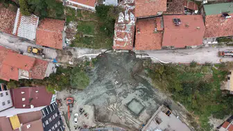 Tokat'ta korkutan çökme: İnşaatın yanındaki yol yarıldı, apartman tahliye edildi