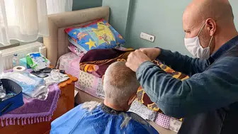 Efeler'de kimsesizlerin kimsesi oldular: Kapıdan giren şefkat hayatları değiştiriyor