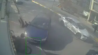 Esenyurt'ta dehşet anları: Kontrolden çıkan otomobil hem motosikleti hem de yayayı biçti