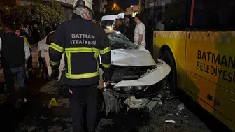 Batman'da trafik dehşeti: Otomobil belediye otobüsüne çarptı